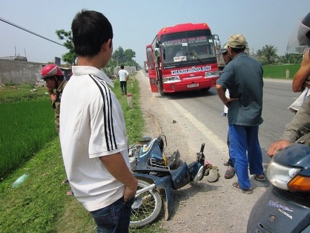 Cả gia đình nhập viện vì va vào xe khách - 1