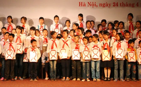 “Khăn quàng đỏ” tới trường cùng HS nghèo vượt khó - 1 “Khăn quàng đỏ” tới trường cùng HS nghèo vượt khó - 1
