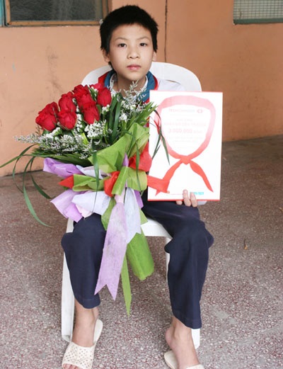 “Khăn quàng đỏ” tới trường cùng HS nghèo vượt khó - 2 “Khăn quàng đỏ” tới trường cùng HS nghèo vượt khó - 2