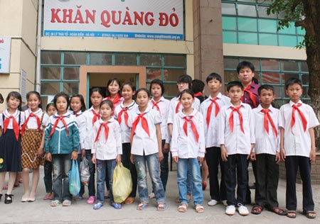 “Khăn quàng đỏ” tới trường cùng HS nghèo vượt khó - 3 “Khăn quàng đỏ” tới trường cùng HS nghèo vượt khó - 3