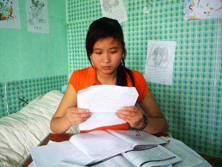 Sinh viên “dài cổ” chờ tiền cấp bù học phí - 1