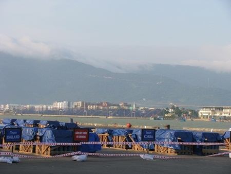 Hàng ngàn tấn pháo tập kết về cầu cảng sông Hàn - 1