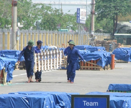 Hàng ngàn tấn pháo tập kết về cầu cảng sông Hàn - 5