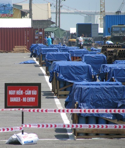 Hàng ngàn tấn pháo tập kết về cầu cảng sông Hàn - 2