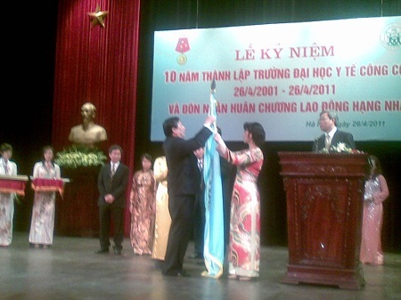 ĐH Y tế Công cộng đón nhận Huân chương lao động hạng Nhất - 1 ĐH Y tế Công cộng đón nhận Huân chương lao động hạng Nhất - 1