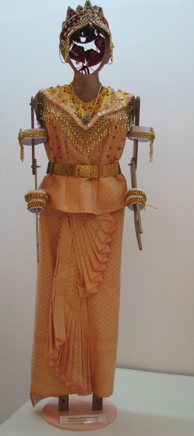 Ngắm những trang phục, trang sức của phụ nữ các dân tộc miền Nam  - 6