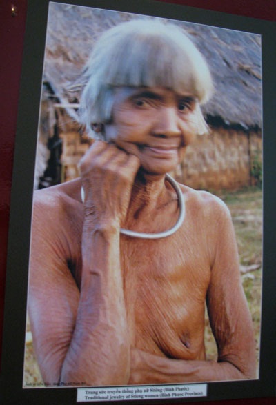 Ngắm những trang phục, trang sức của phụ nữ các dân tộc miền Nam  - 9