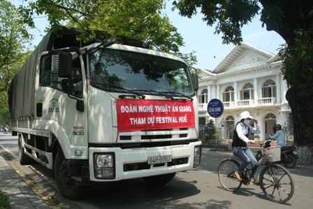 Cho phép xe trọng tải lớn phục vụ Festival lưu thông vào thành phố - 1