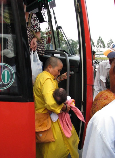 Bé Nhân Đức đã được xuất viện - 1 Bé Nhân Đức đã được xuất viện - 1