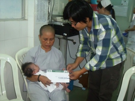 Bé Nhân Đức được chuyển qua BV Nhi Đồng 2 - 1