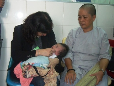 Bé Nhân Đức được chuyển qua BV Nhi Đồng 2 - 2