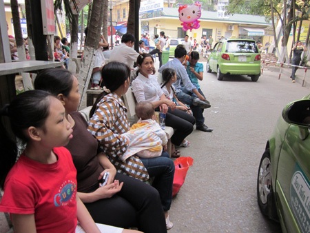 Bệnh viện Nhi TƯ: Chen chúc chờ đợi khám - 6 Bệnh viện Nhi TƯ: Chen chúc chờ đợi khám - 6
