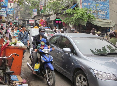 Bệnh viện Nhi TƯ: Chen chúc chờ đợi khám - 8 Bệnh viện Nhi TƯ: Chen chúc chờ đợi khám - 8