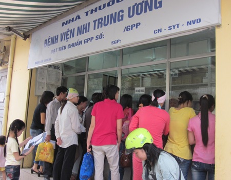Bệnh viện Nhi TƯ: Chen chúc chờ đợi khám - 7 Bệnh viện Nhi TƯ: Chen chúc chờ đợi khám - 7
