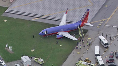 Máy bay Mỹ trượt khỏi đường băng, mắc kẹt trong bùn đất - 1 Máy bay Mỹ trượt khỏi đường băng, mắc kẹt trong bùn đất - 1