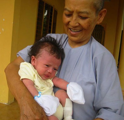 Bé Nhân Đức đã được xuất viện - 3 Bé Nhân Đức đã được xuất viện - 3