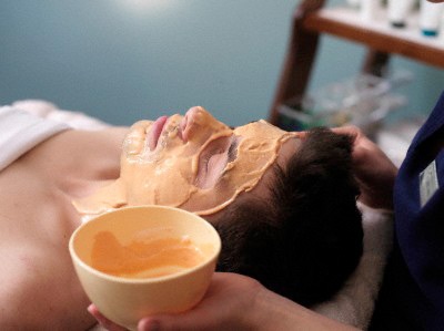 Quý ông trốn vợ đi “tân trang nhan sắc” - 1 Quý ông trốn vợ đi “tân trang nhan sắc” - 1
