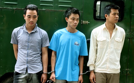 Lộ diện đối tượng trong clip “dùng súng áp giải người giữa đường” - 1 Lộ diện đối tượng trong clip “dùng súng áp giải người giữa đường” - 1