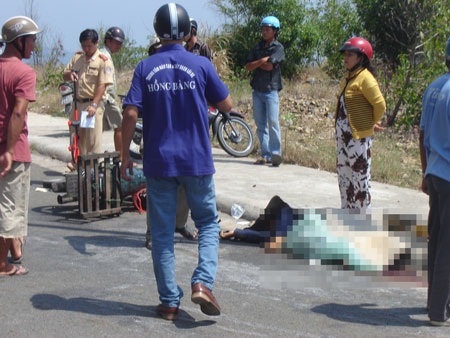 Xe chở cồng kềnh đâm cột điện, 2 người thương vong - 1 Xe chở cồng kềnh đâm cột điện, 2 người thương vong - 1