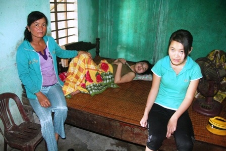 Mẹ góa bụa, bệnh tật nuôi hai con bại liệt, tâm thần - 1