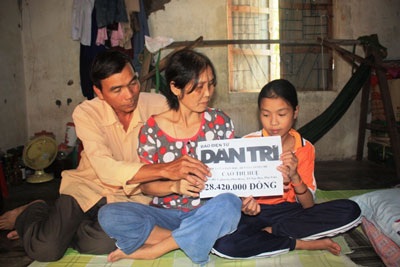 Quà nhân ái đến với gia đình cô bé bệnh tim có mẹ ung thư - 1 Quà nhân ái đến với gia đình cô bé bệnh tim có mẹ ung thư - 1