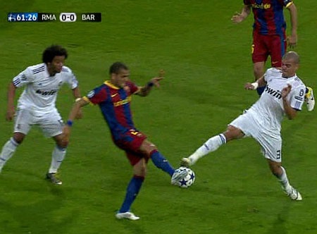 Cận cảnh pha tắc bóng thô bạo của Pepe với Dani Alves - 1 Cận cảnh pha tắc bóng thô bạo của Pepe với Dani Alves - 1