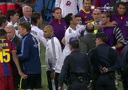 Cận cảnh pha tắc bóng thô bạo của Pepe với Dani Alves - 10 Cận cảnh pha tắc bóng thô bạo của Pepe với Dani Alves - 10