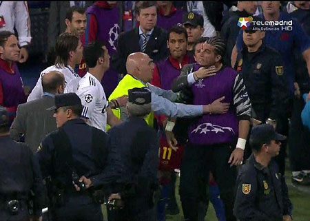 Cận cảnh pha tắc bóng thô bạo của Pepe với Dani Alves - 11 Cận cảnh pha tắc bóng thô bạo của Pepe với Dani Alves - 11