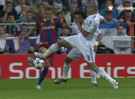 Cận cảnh pha tắc bóng thô bạo của Pepe với Dani Alves - 2 Cận cảnh pha tắc bóng thô bạo của Pepe với Dani Alves - 2