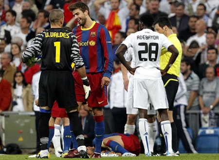 Cận cảnh pha tắc bóng thô bạo của Pepe với Dani Alves - 3 Cận cảnh pha tắc bóng thô bạo của Pepe với Dani Alves - 3