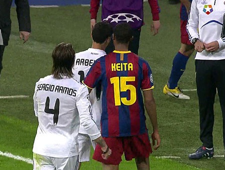 Cận cảnh pha tắc bóng thô bạo của Pepe với Dani Alves - 6 Cận cảnh pha tắc bóng thô bạo của Pepe với Dani Alves - 6