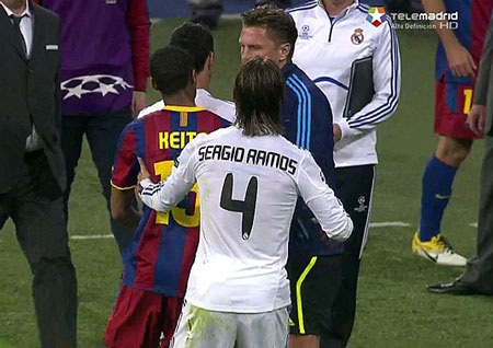 Cận cảnh pha tắc bóng thô bạo của Pepe với Dani Alves - 7 Cận cảnh pha tắc bóng thô bạo của Pepe với Dani Alves - 7