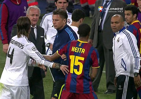 Cận cảnh pha tắc bóng thô bạo của Pepe với Dani Alves - 8 Cận cảnh pha tắc bóng thô bạo của Pepe với Dani Alves - 8
