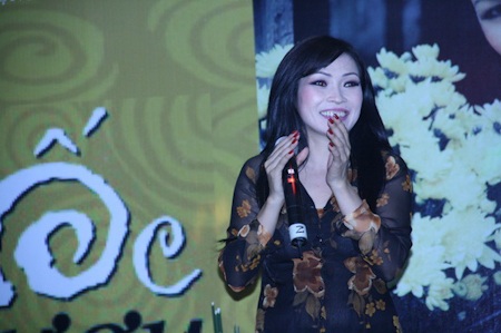 Phương Thanh mặc áo bà ba và hát “nhạc sến” - 1 Phương Thanh mặc áo bà ba và hát “nhạc sến” - 1