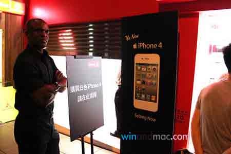 Dân Hong Kong “chen lấn” mua iPhone 4 trắng - 6 Dân Hong Kong “chen lấn” mua iPhone 4 trắng - 6