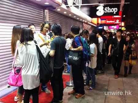 Dân Hong Kong “chen lấn” mua iPhone 4 trắng - 8 Dân Hong Kong “chen lấn” mua iPhone 4 trắng - 8