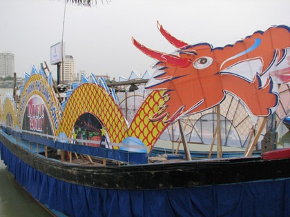 Thuyền hoa rực rỡ trước giờ khai hội pháo hoa - 2 Thuyền hoa rực rỡ trước giờ khai hội pháo hoa - 2