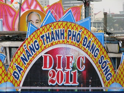 Thuyền hoa rực rỡ trước giờ khai hội pháo hoa - 3 Thuyền hoa rực rỡ trước giờ khai hội pháo hoa - 3