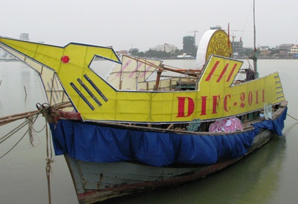 Thuyền hoa rực rỡ trước giờ khai hội pháo hoa - 4 Thuyền hoa rực rỡ trước giờ khai hội pháo hoa - 4