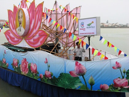 Thuyền hoa rực rỡ trước giờ khai hội pháo hoa - 6 Thuyền hoa rực rỡ trước giờ khai hội pháo hoa - 6