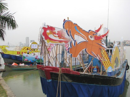Thuyền hoa rực rỡ trước giờ khai hội pháo hoa - 7 Thuyền hoa rực rỡ trước giờ khai hội pháo hoa - 7