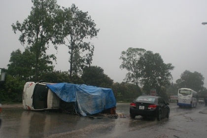 Ô tô lật nghiêng chắn ngang quốc lộ - 1