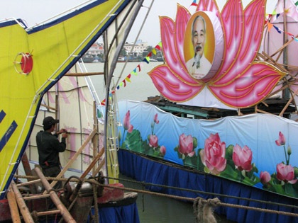 Thuyền hoa rực rỡ trước giờ khai hội pháo hoa - 1 Thuyền hoa rực rỡ trước giờ khai hội pháo hoa - 1