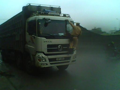 Chiến sĩ CSGT thoát nạn nhờ bấu vào mặt trên capo xe tải - 1 Chiến sĩ CSGT thoát nạn nhờ bấu vào mặt trên capo xe tải - 1