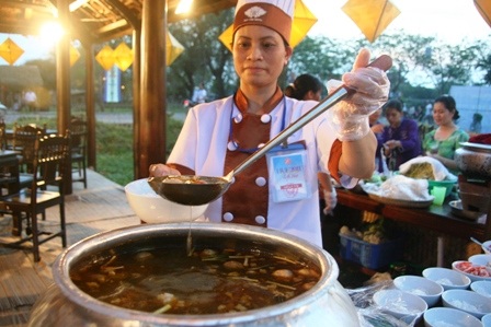 "Bếp Việt trong vườn Huế" hút khách ngày mở màn - 17