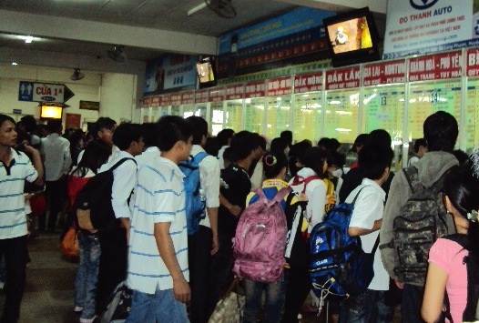 Người dân lũ lượt rời thành phố - 1