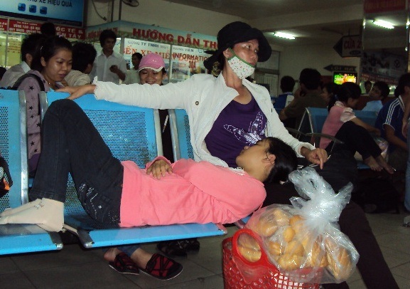 Người dân lũ lượt rời thành phố - 2