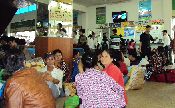 Người dân lũ lượt rời thành phố - 3