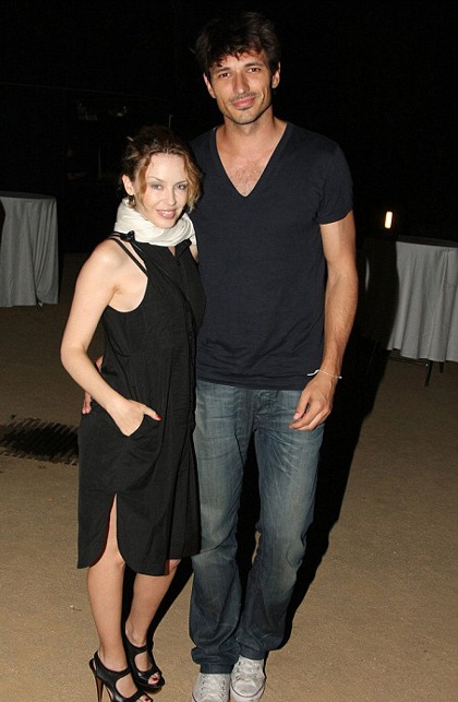 Những cặp “sao” chênh lệch chiều cao đáng kể - 6