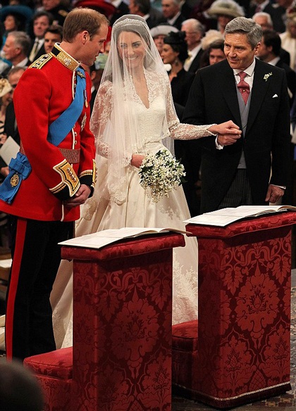 Ngắm cô dâu Kate Middleton rạng ngời trong ngày trọng đại - 16